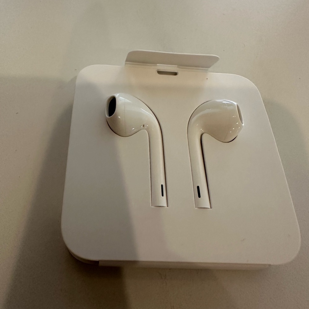 Apple iPhone White EarPods w/Lightning Connector & charging cable